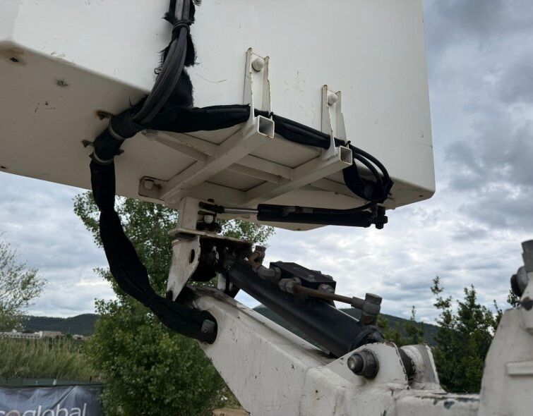 NISSAN  CABSTAR NT400 CESTA ELEVADORA 